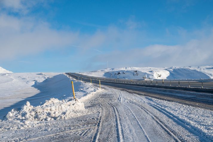 Víða er hált á vegum landsins og takmarkað skyggni í skafrenningi eða snjókomu.