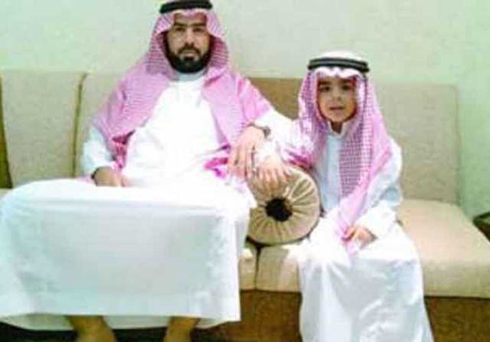 Al Shahry ásamt syni sínum.