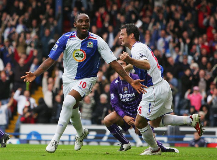Benni McCarthy fagnar hér marki sínu gegn City í dag.