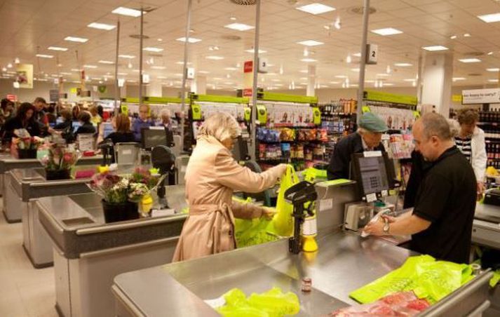 Marks og Spencer hafa nú alfarið dregið til baka allar yfirlýsingar um að múslimir afgreiði ekki áfengi og svínakjöt.