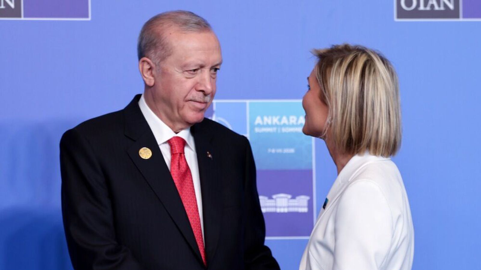 Fengu öll á­letraða skamm­byssu að gjöf frá Erdogan