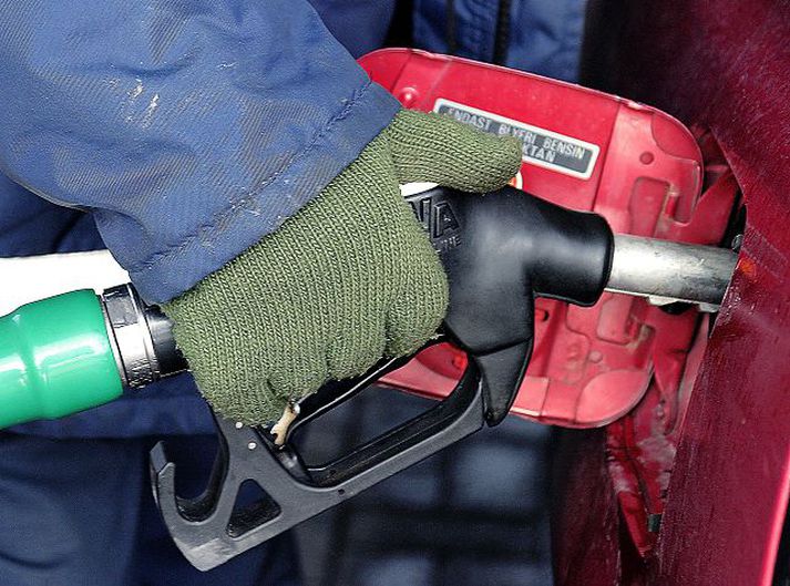 Lítrinn af 95 oktana bensíni með þjónustu hefur aldrei verið dýrari hérlendis. Fréttablaðið/gva
