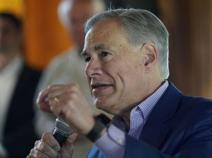 Greg Abbott talar hér til stuðningsmanna sinna á framboðsfundi fyrr í þessum mánuði en ríkisstjórakosningar fara fram í Texas í nóvember.