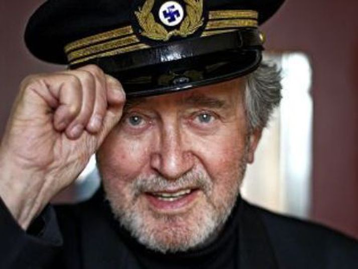 Ævisaga í smíðum <B>Gunnar Eyjólfsson er ákaflega leyndardómsfullur og dulur yfir ævisagnaritun sinni en </B>Árni Bergmann hefur tekið við keflinu af Illuga Jökulssyni og saman fara þeir Gunnar yfir snældur sem Gunnar á með hugrenningum sínum.