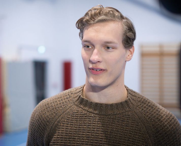 Blær Hinriksson vill ekki skilgreina sig sem annað hvort handboltamann eða leikara. Hann vill sinna báðu þótt handboltinn eigi hug hans allan nú þegar hann er orðinn atvinnumaður.