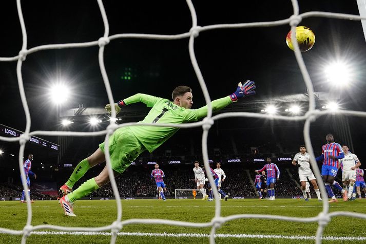 Dean Henderson náði ekki að teygja sig í boltann þegar Tom Cairney mundaði skotfótinn. 