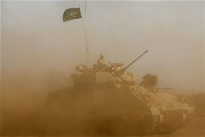 Saudi-Arabiskur brynvagn á landamærum Yemens.