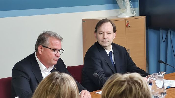 Lárus Blöndal, stjórnarformaður Bankasýslunnar, og Jón Gunnar Jónsson, forstjóri Bankasýslunnar, á fundi fjárlaganefndar þar sem óskað var eftir minnisblaðinu.
