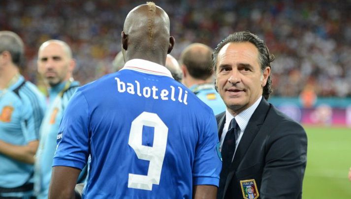Prandelli reynir að hughreysta Balotelli eftir tapið í Kænugarði.
