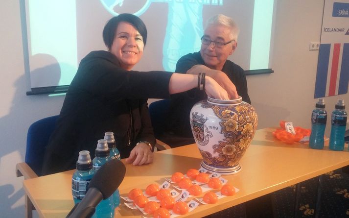 Körfuboltakempurnar Anna María Sveinsdóttir og Jón Otti Ólafsson sáu um að draga í bikarkeppninni árið 2014.