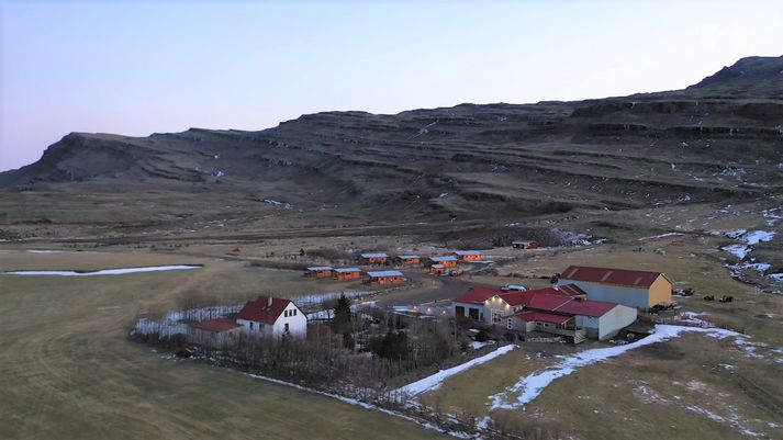 Frá Bragðavöllum í Hamarsfirði. Fjósið og hlaðan, sem búið er að breyta í veitingastað, til hægri. Smáhýsin fjær, íbúðarhúsið til vinstri.