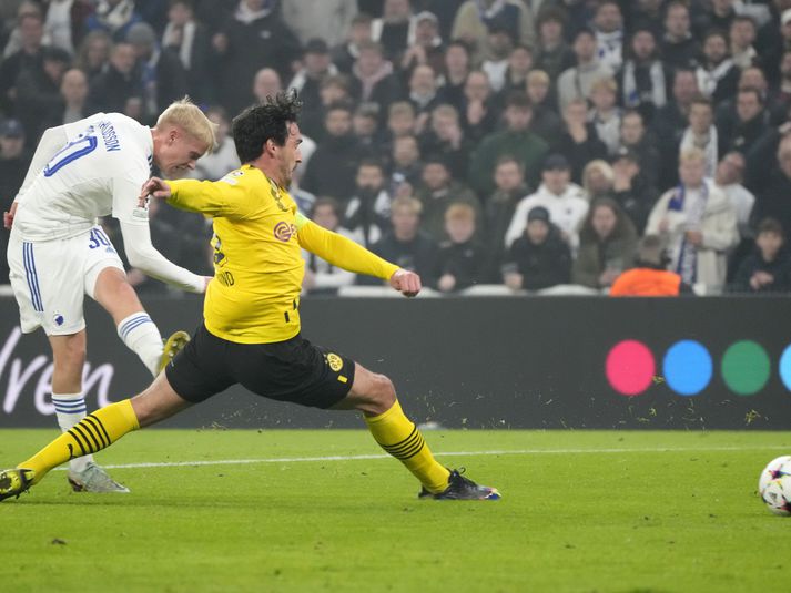 Hákon Arnar skýtur að marki Dortmund í leiknum í kvöld.