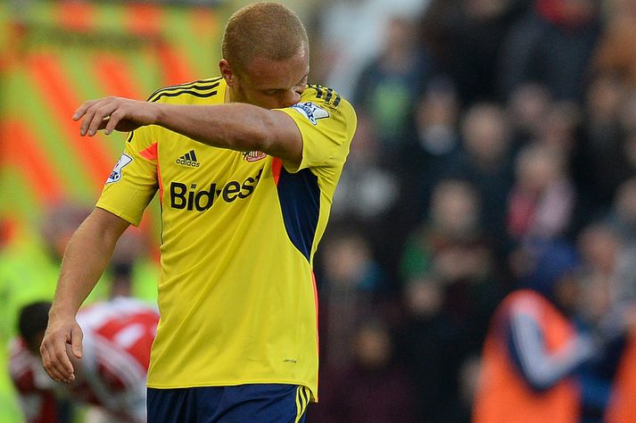 Wes Brown gengur súr af velli.