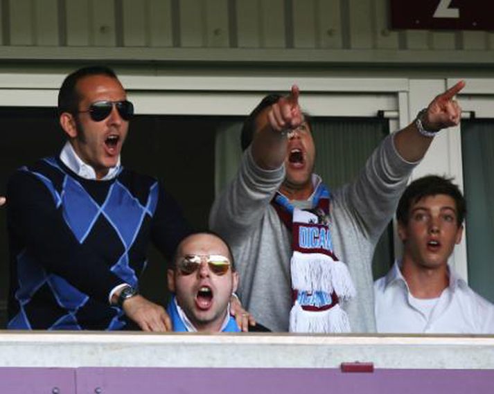 Di Canio (lengst til vinstri) syngjandi á leik með West Ham.