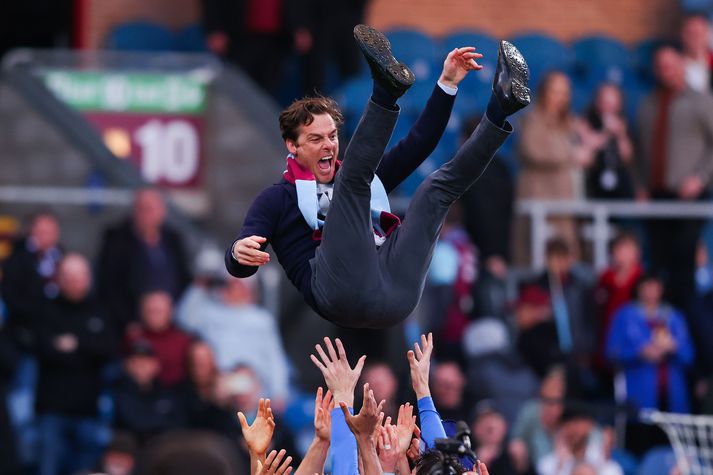 Scott Parker var tolleraður eftir sigur Burnley á Leeds United í gær. Með sigrinum tryggði Burnley sér sæti í ensku úrvalsdeildinni á næsta tímabili.