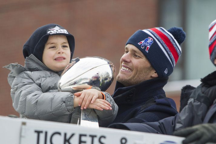 Tom Brady fagnar titlinum með syni sínum Benjamin.