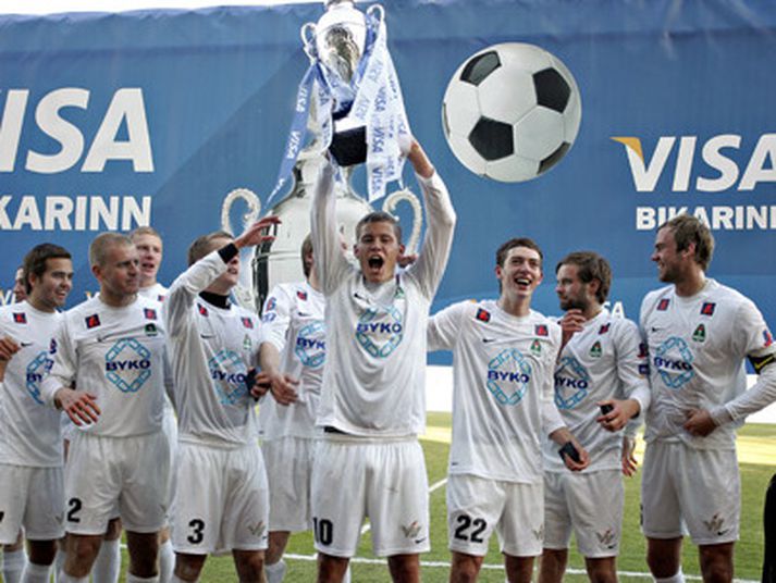 Alfreð Finnbogason lyftir bikarnum í leikslok.