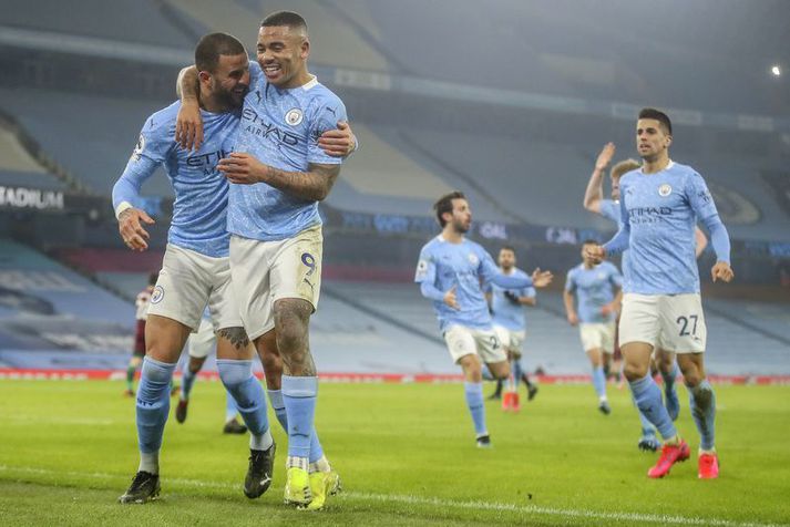 Leikmenn Manchester City fagna hér marki Gabriel Jesus á móti Úlfunum í gær.