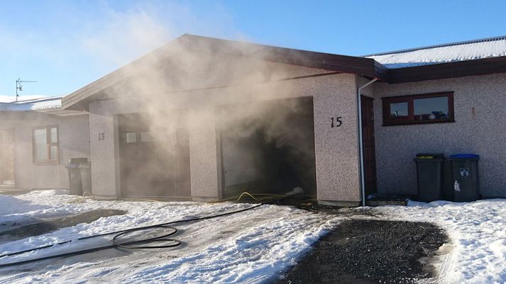 Fjölmennt lið slökkviliðsmanna, sjúkraflutningamanna og lögreglu var kallað á staðinn.

Tveir reykkafarar voru sendir inn í bílskúrinn, en enginn var heima þegar eldurinn kom upp.