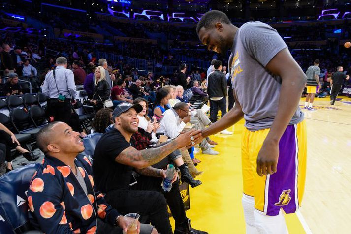 Luol Deng heilsar Flo Rida fyrir leik hjá Los Angeles Lakers liðinu í Staples Center. Deng er löngu hættur en Lakers er enn að borga honum.