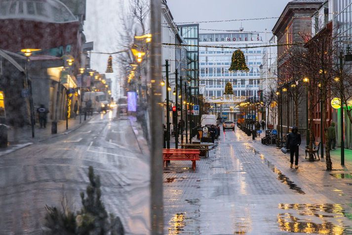 Dálitlir skúrir eða él verða á sveimi sunnan- og vestanlands og hiti þar núll til fimm stig.