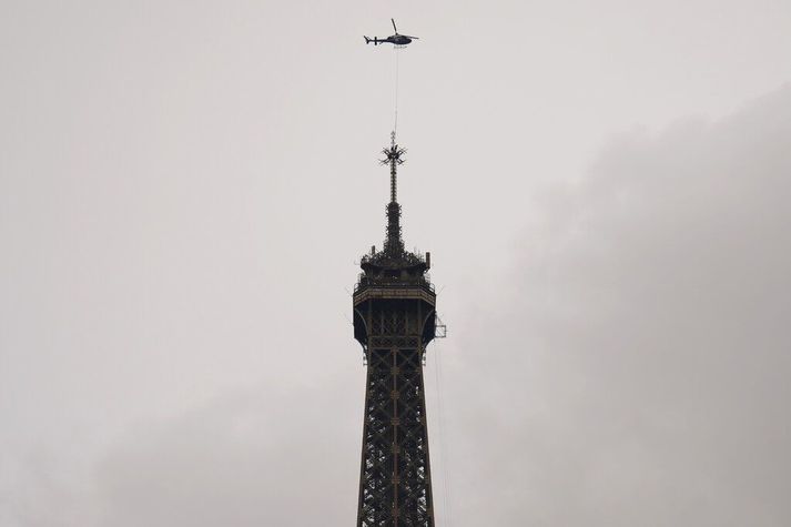 Frá París í morgun. 330 metra hár er Eiffelturninn nú orðinn.