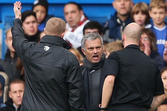 Mourinho var ekki sáttur við dómara leiksins í dag.