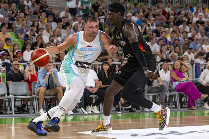 Luka Doncic í baráttunni Isaac Bonga í kvöld.