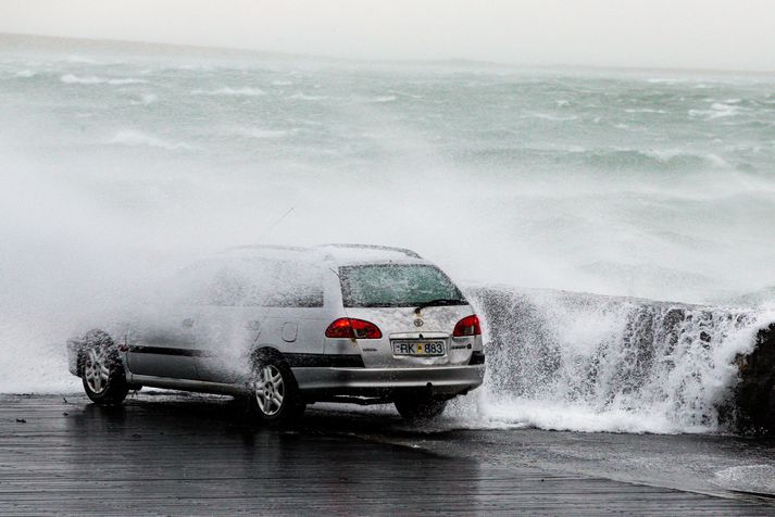 Veðurofsinn við höfnina í Reykjavík í dag.