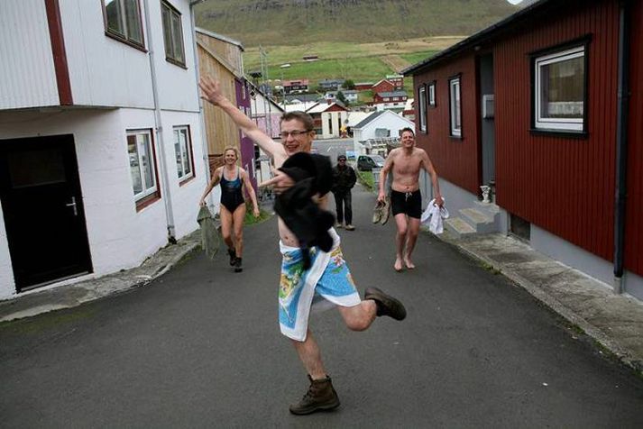 María Ellingsen og félagar skelltu sér í sjósund í Færeyjum og höfðu gaman af.