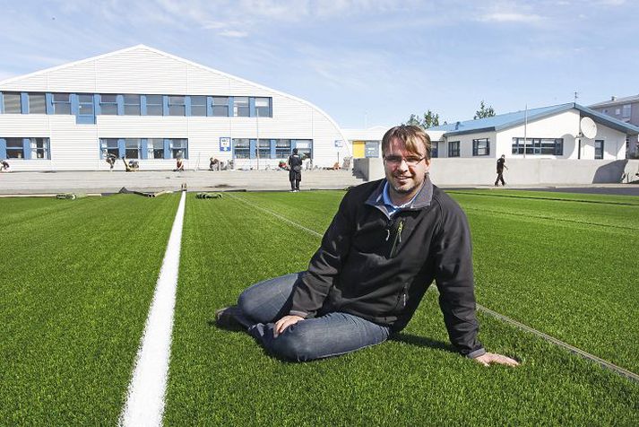 Sævar Pétursson á nýjum gervigrasvelli KA á Akureyri.