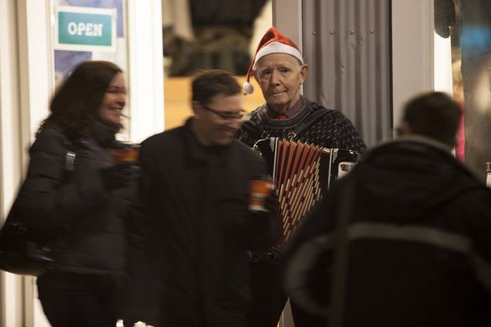 Harmonikkuspil Margt var um manninn í miðbæ Reykjavíkur í gær þegar landsmenn luku við síðustu verk sín fyrir jólin. Fréttablaðið/Ernir