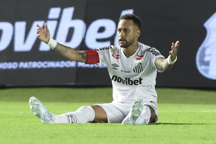Neymar þarf að fara að sýna eitthvað með Santos ef hann ætlar að komas með Braslíu á HM.