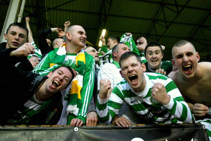 Stuðningsmenn Celtic fagna í kvöld.