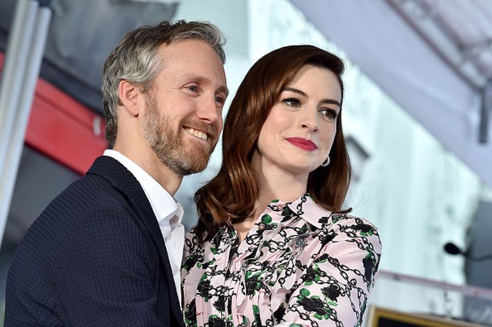 Anne Hathaway og Adam Shulman, eiginmaður hennar.