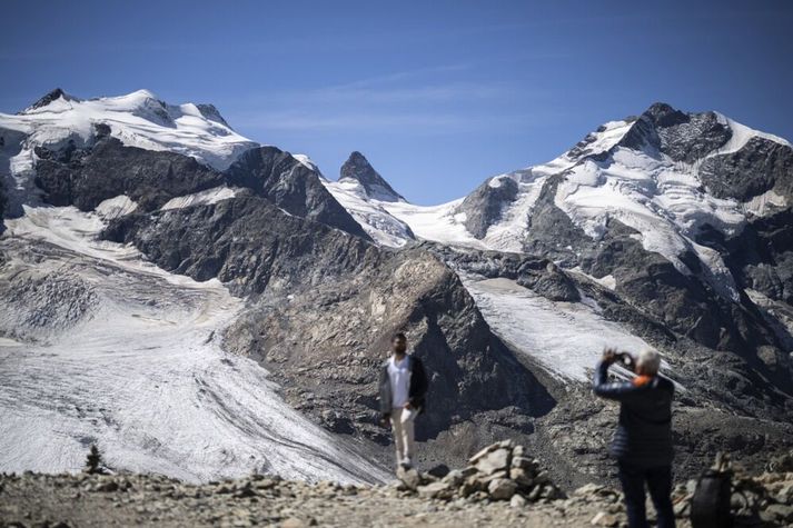 Ferðamenn taka myndir Bernina fjallið. Í bakgrunni má sjá Pers and Morteratsch jöklana í Pontresina. 