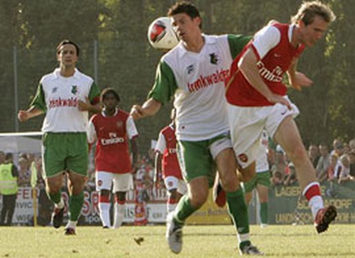 Petr Machan hjá Schwadorf og Alexander Hleb hjá Arsenal.