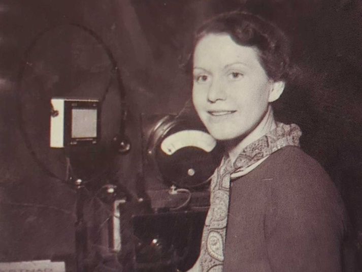 Halldóra Briem var fyrsta rödd klukkunnar. Myndin er úr bókinni 100 ára saga Símans.