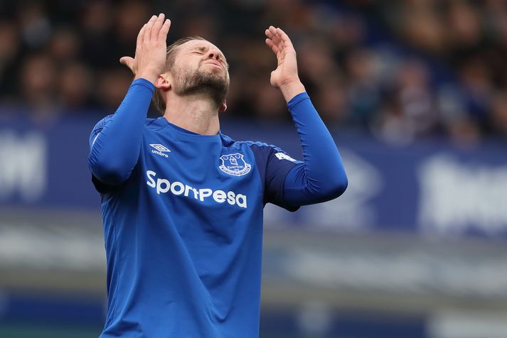 Gylfi Þór Sigurðsson gat ekki leynt vonbrigðum sínum í leik Everton og Arsenal í ensku úrvalsdeildinni í gær. Everton tapaði 2-5 og situr í fallsæti. Gylfi náði sér ekki á strik í leiknum í gær, ekki frekar en aðrir leikmenn Everton.