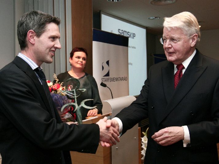 Ásbjörn Gíslason, forstjóri Samskipa, tekur við viðurkenningunni úr hendi forseta Íslands.