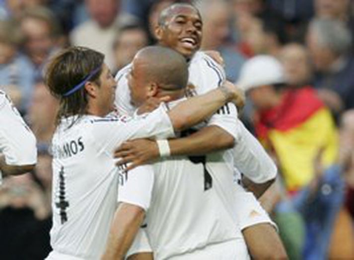 Leikmenn Real Madrid fagna hér marki Ronaldo, en höfðu litlu að fagna í leikslok eftir að hafa gefið gestunum mark á silfurfati