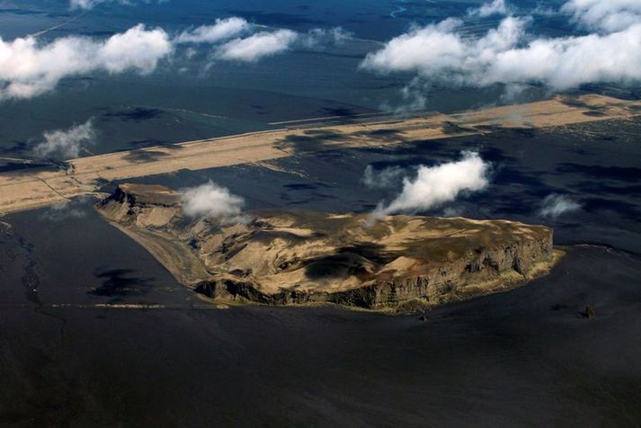 Bátur er í nauðum við Skarðsfjöru, rétt hjá Hjörleifshöfða.
