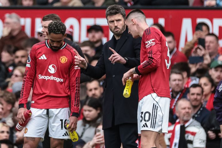 Michael Carrick ræðir við Matheus Cunha og Benjamin Sesko.