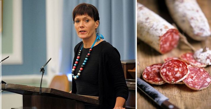Elsa Lára tók með sér franska pylsu heim úr fríinu.
