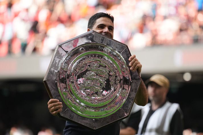 Mikel Arteta, knattspyrnustjóri Arsenal, heldur hér á Samfélagsskildinum eftir 3-0 sigur á Manchester City í dag.