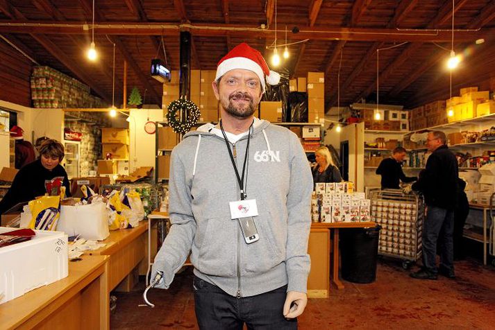 Hjálpsamur Guðmundur Felix aðstoðaði við jólaúthlutun Fjölskylduhjálparinnar í ár, eins og síðustu tvö ár þar á undan.Fréttablaðið/valli