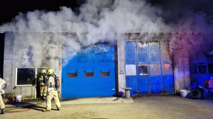 Töluverður eldur kom upp í húsinu sem er við Haukavík á Húsavík.