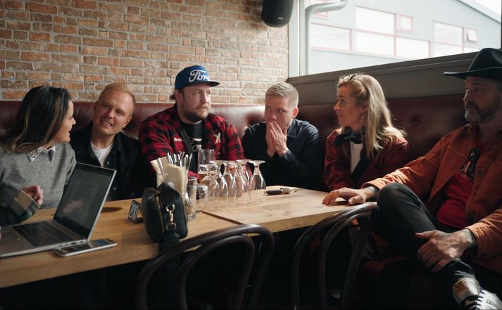 Lið Bylgjunnar, FM957 og X977 fara yfir stöðuna eftir fyrstu þraut dagsins sem var spurningakeppni. Keppnin heldur áfram á morgun en lið Bylgjunnar leiðir eftir fyrsta keppnisdag.