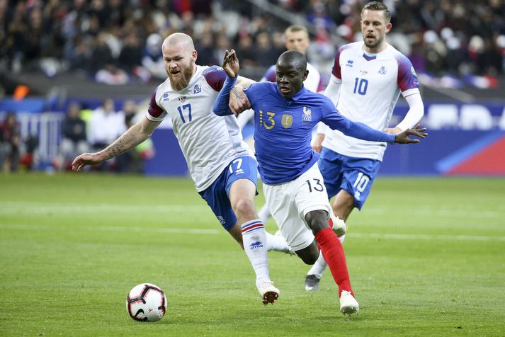 N'Golo Kante í baráttu við Aron Einar Gunnarsson í landsleik Frakka og Íslendinga.