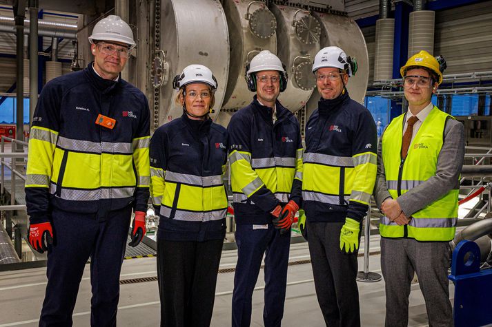 Kristinn Harðarson, framkvæmdastjóri reksturs, Sunna Björg Helgadóttir, framkvæmdastjóri tæknisviðs, Rafn Magnús Jónsson, yfirverkefnisstjóri, Tómas Már Sigurðsson, forstjóri, og Jóhann Páll Jóhannsson, umhverfis-, orku- og loftslagsráðherra. 